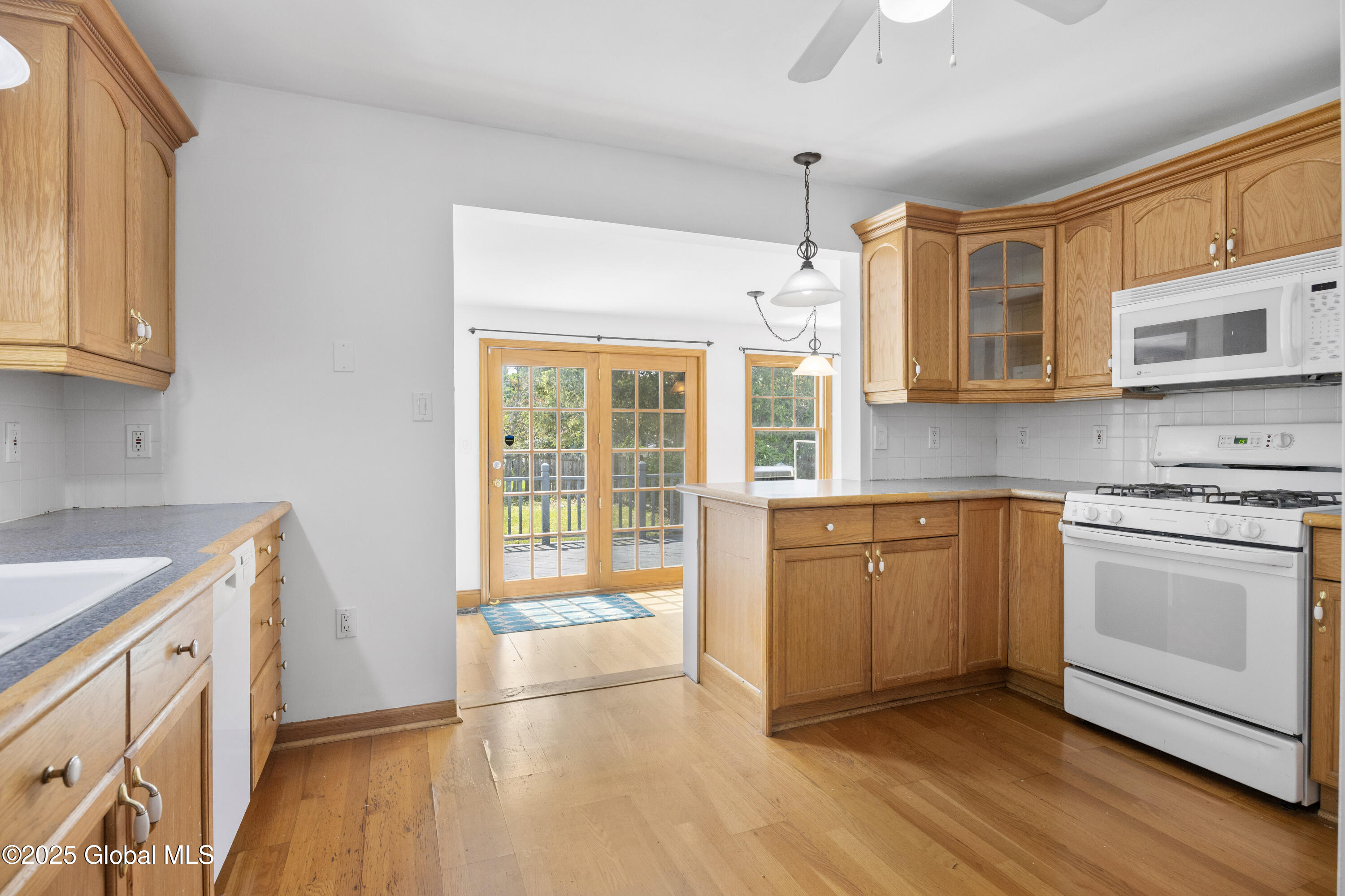 910 Draper Avenue Rotterdam, NY 12306 - Photo 8 of 31 11