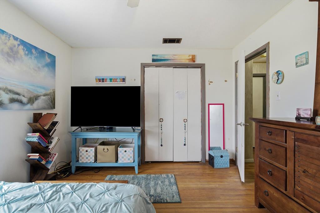 1571 VZ County Road Ben Wheeler, TX 75754 - Photo 12 of 39 a living room with furniture and a flat screen tv