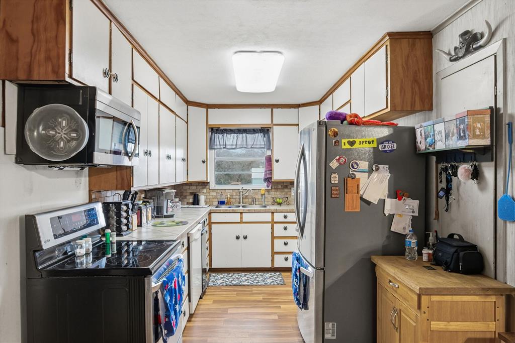 1571 VZ County Road Ben Wheeler, TX 75754 - Photo 17 of 39 a view of a kitchen