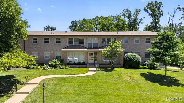 $209,900 | 4 Delcrest Court, Unit 101, University City, MO 63124