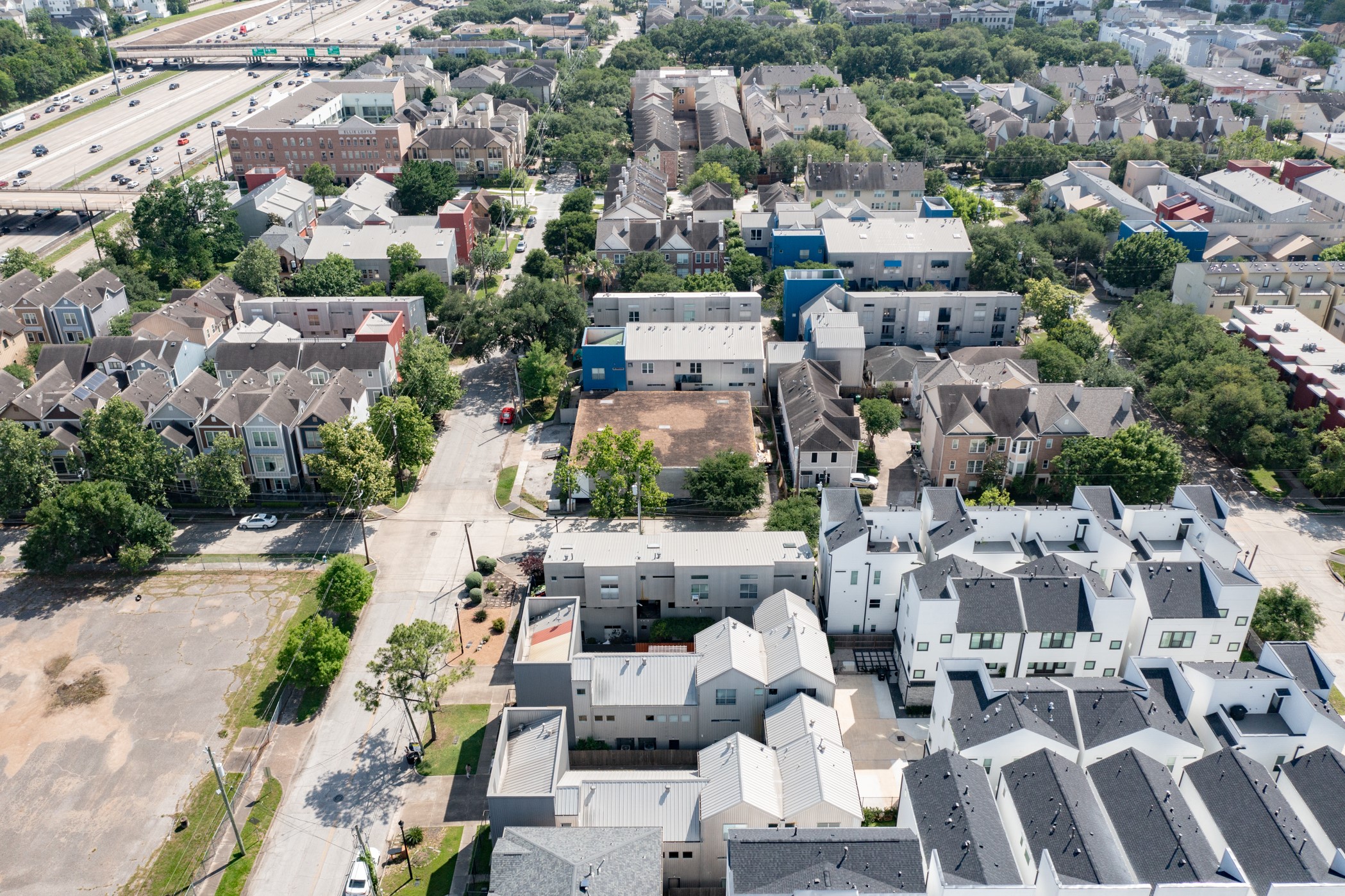 2614 Chenevert Street Houston, TX 77004 - Photo 33 of 34 an aerial view of residential houses with outdoor space