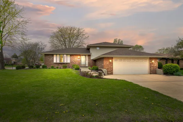 $409,900 | 301 Greenfield Road, Shorewood, IL 60404