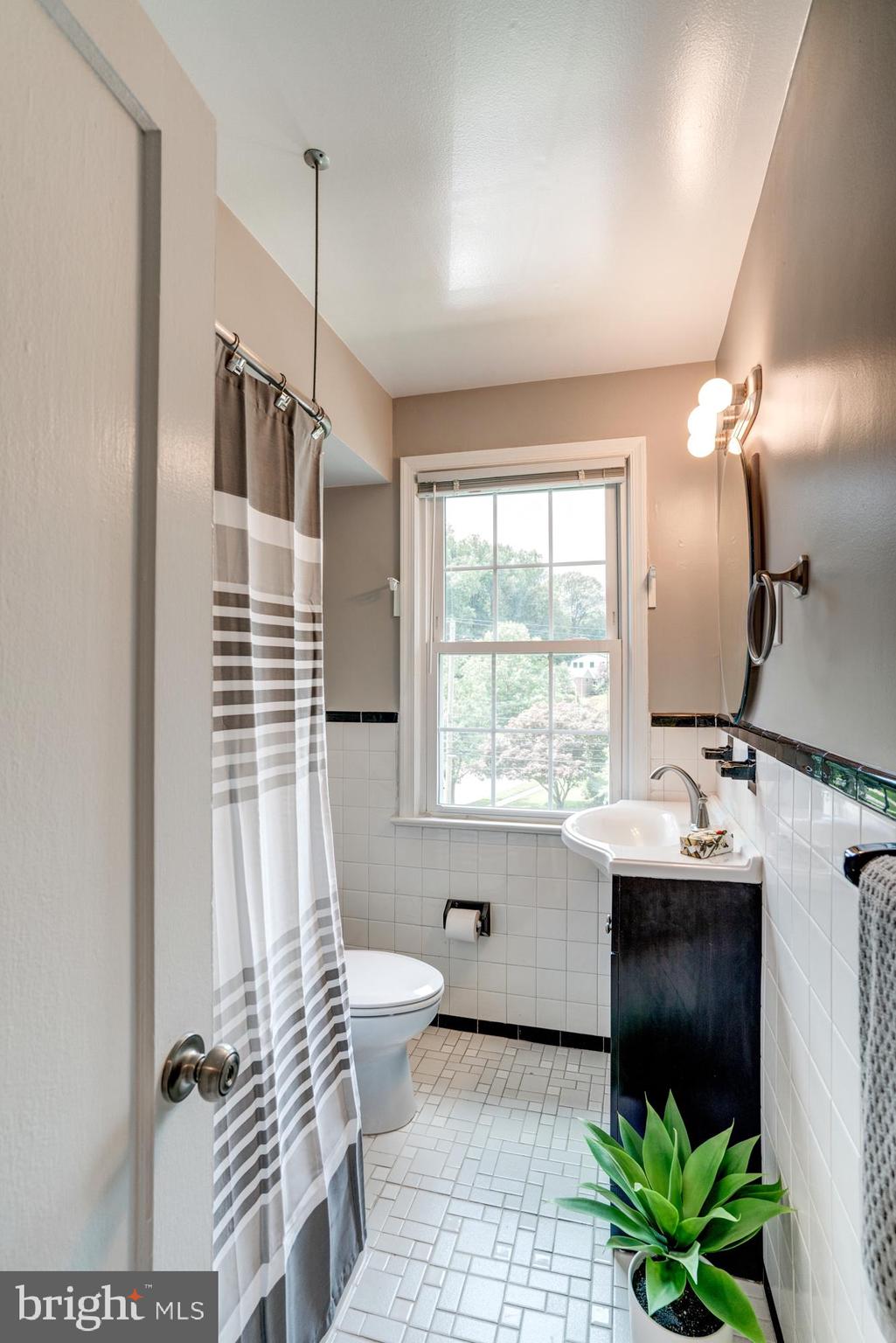 8205 Grubb Road, Unit G202 Silver Spring, MD 20910 - Photo 19 of 38 CONTEMPORIZED CLASSIC STYLE.