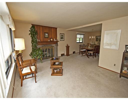 312 Orchard Spring Road Pittsburgh, PA 15220 - Photo 4 of 18 Living Room.