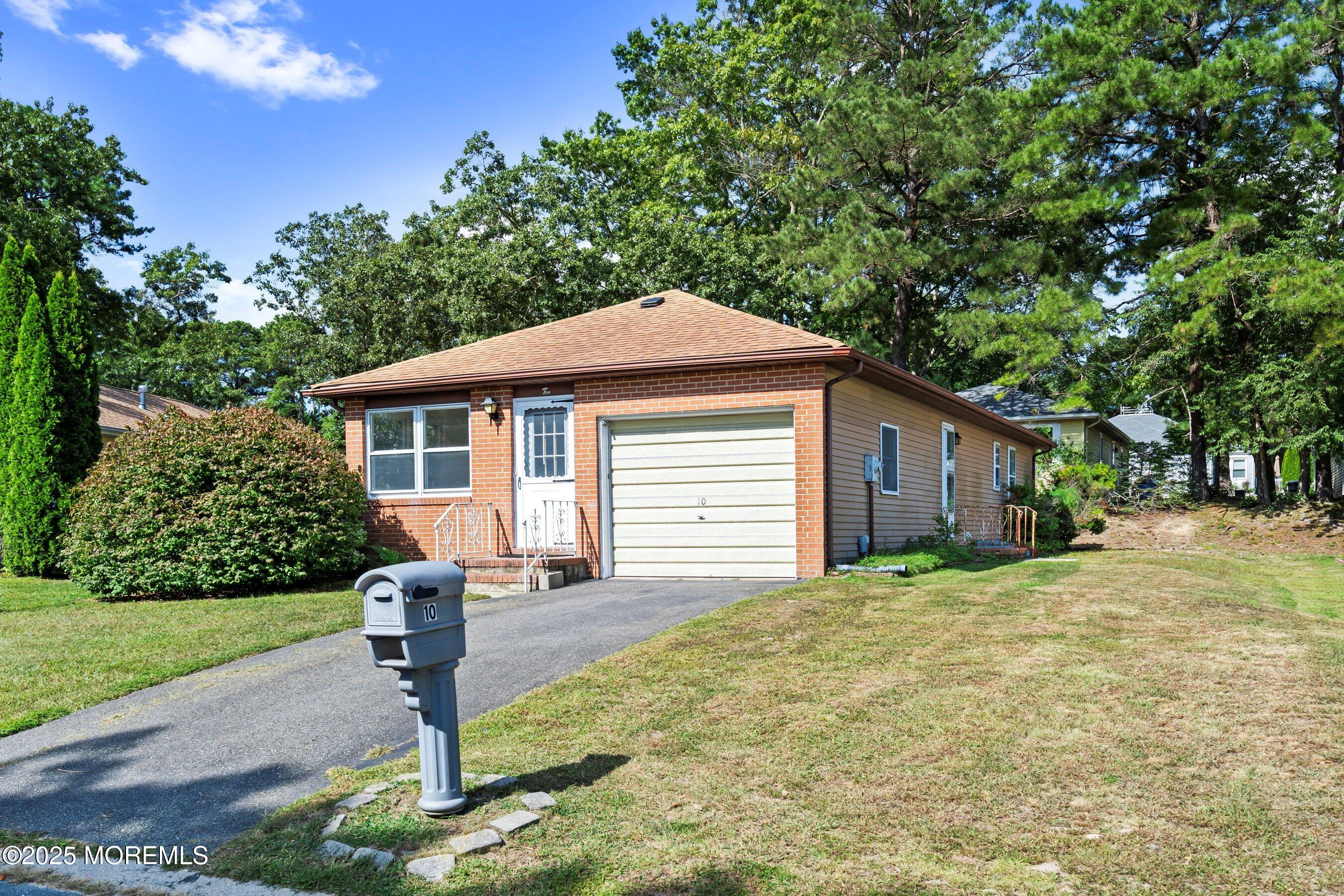 10 Magnolia Road, Unit 19 Manahawkin, NJ 08050 - Photo 2 of 30 a front view of a house with garden