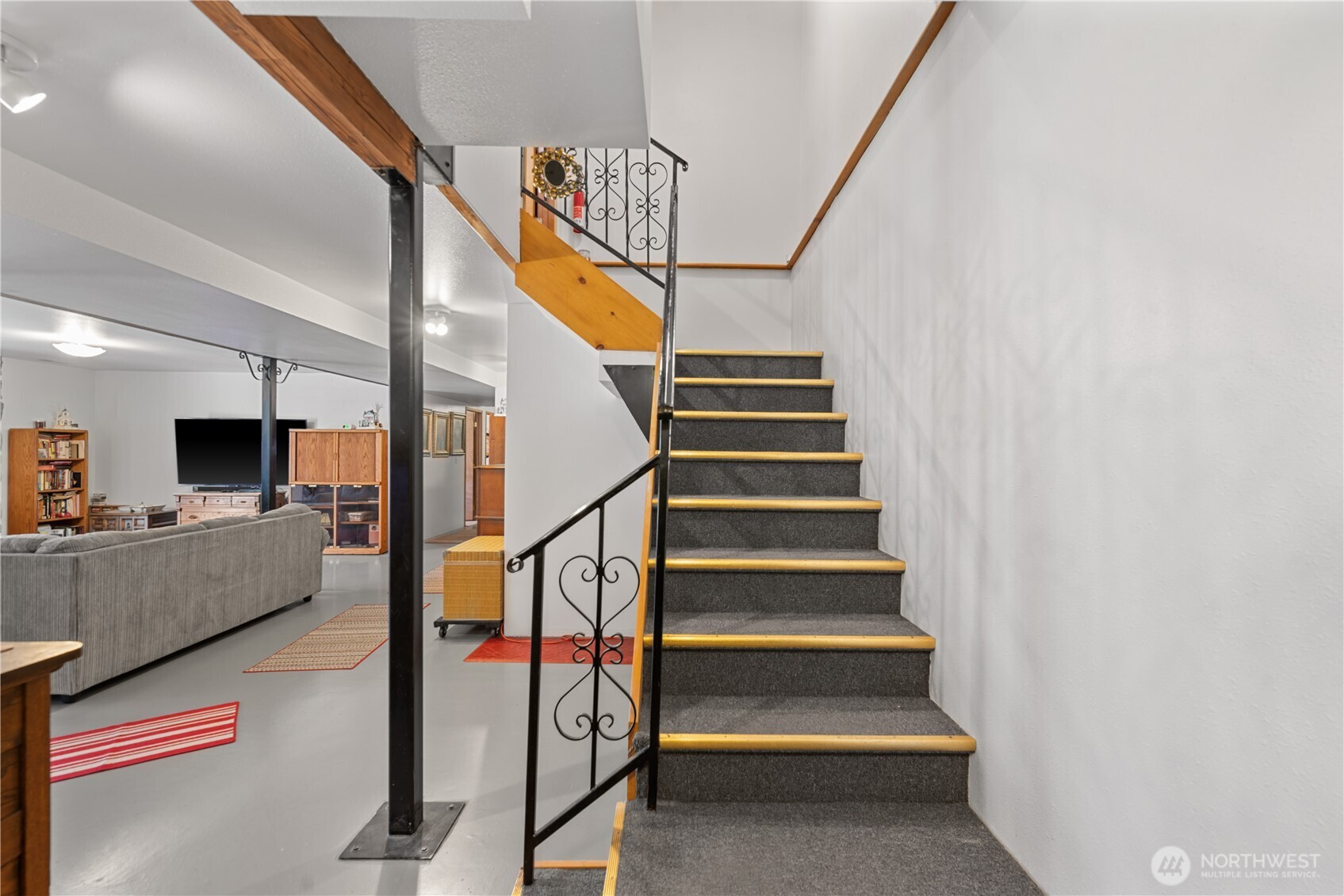 3152 Bermuda Street Malaga, WA 98828 - Photo 24 of 37 a view of entryway and hall