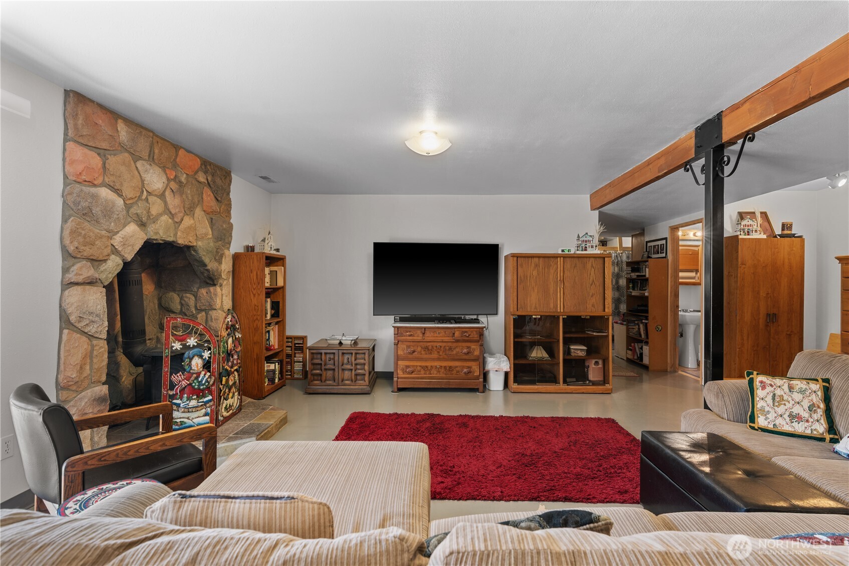 3152 Bermuda Street Malaga, WA 98828 - Photo 26 of 37 a living room with furniture and a flat screen tv