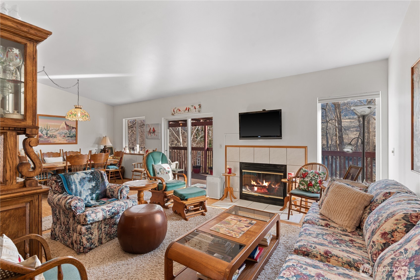 3152 Bermuda Street Malaga, WA 98828 - Photo 4 of 37 a living room with furniture fireplace and flat screen tv