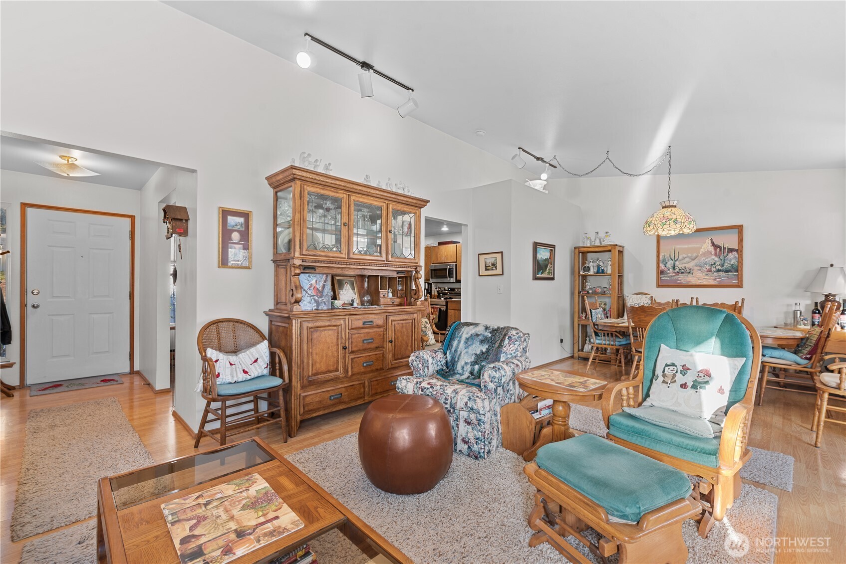 3152 Bermuda Street Malaga, WA 98828 - Photo 10 of 37 a living room with furniture a rug and a window