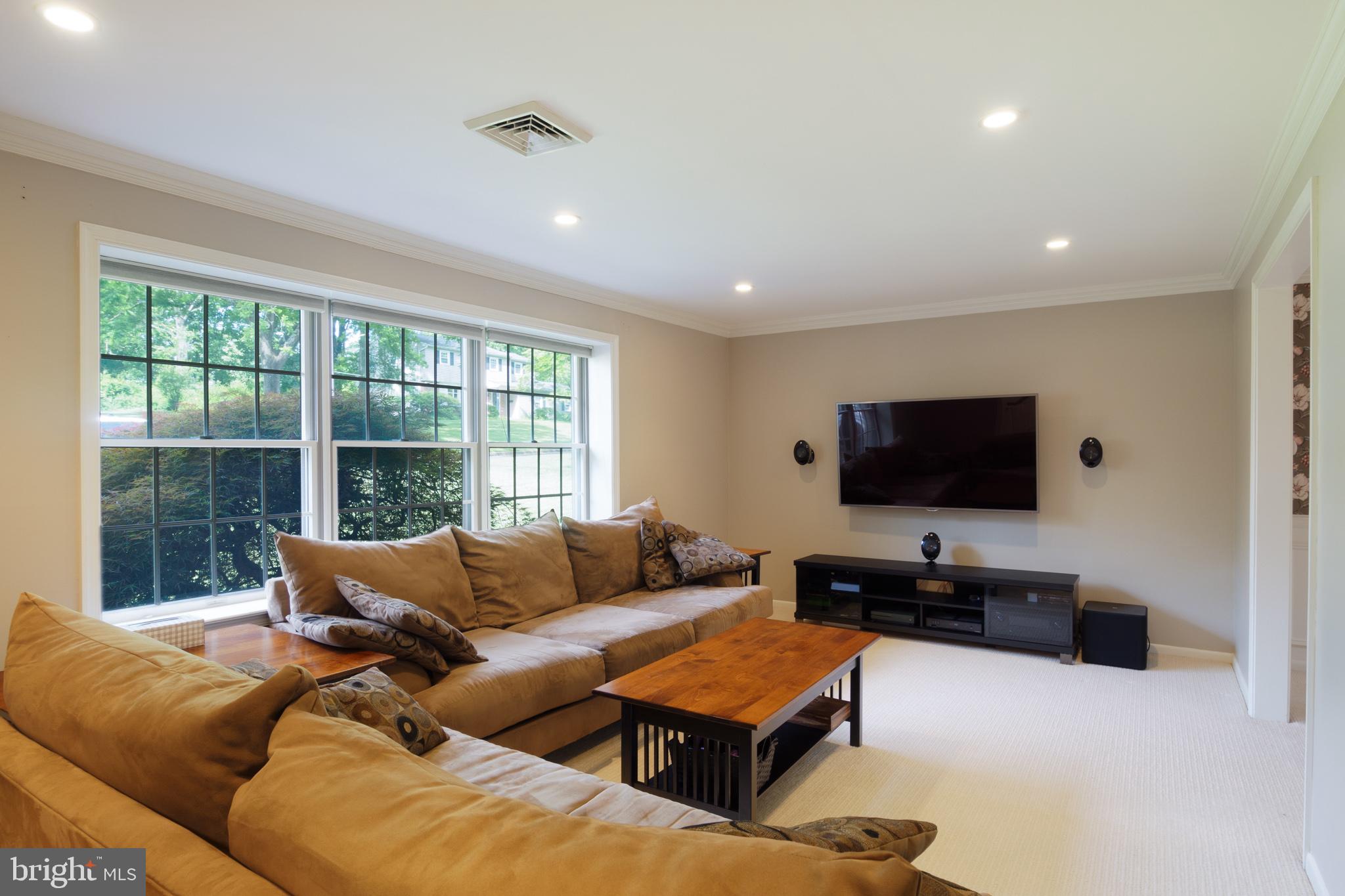 25 Langhorne Road Chalfont, PA 18914 - Photo 4 of 22 Living Room