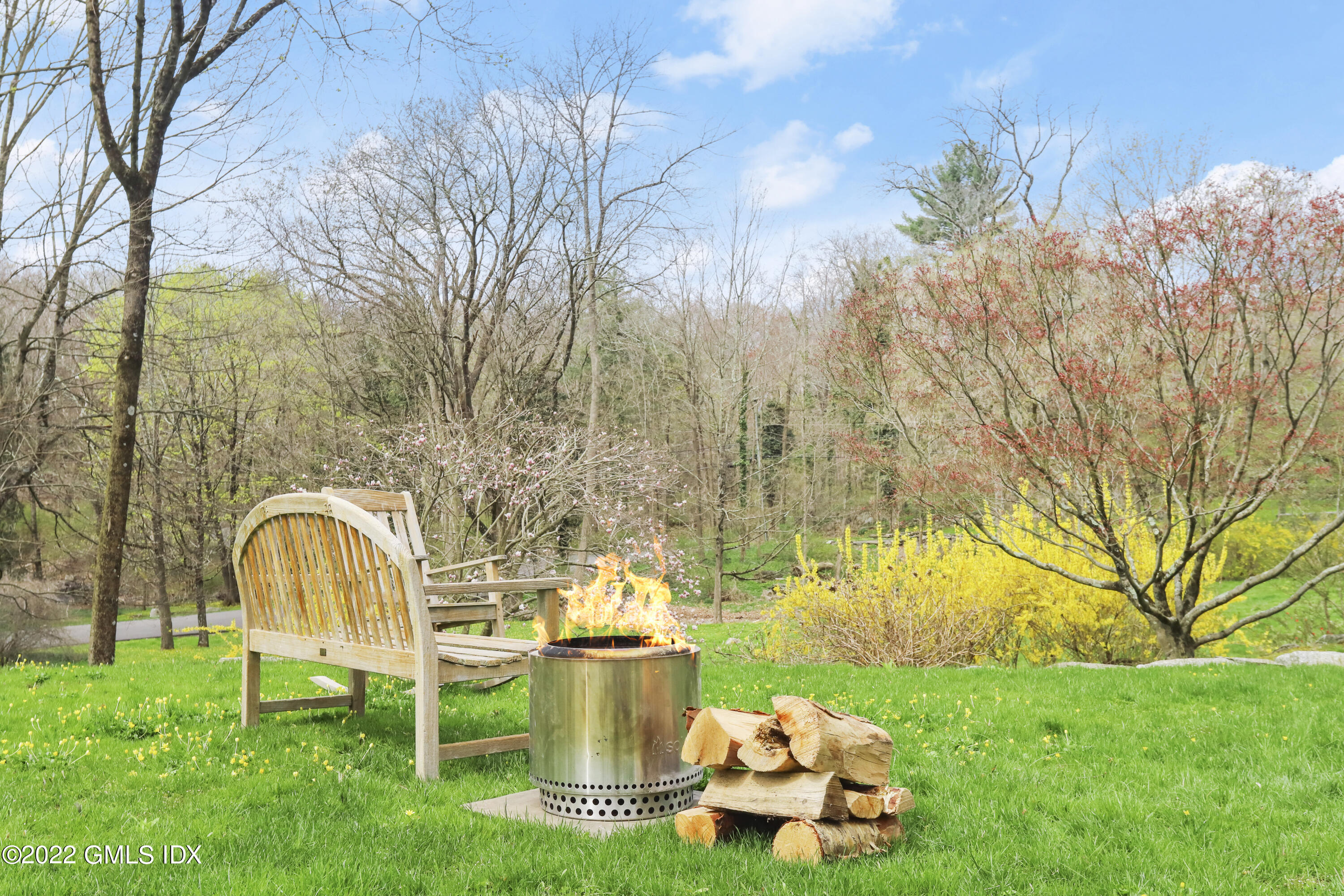 65 Doubling Road Greenwich, CT 06830 - Photo 32 of 33 a backyard of a house with table and chairs