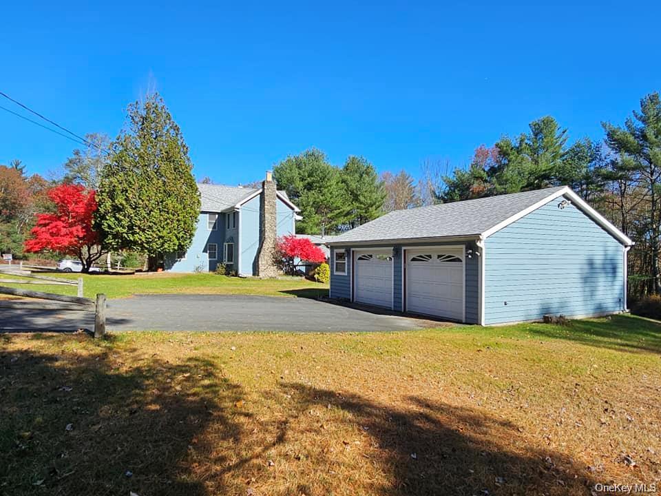 a view of an house with backyard and garden