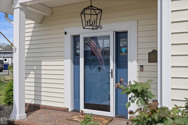 $499,900 | 606 Eagle Bend Road, Clinton, TN 37716