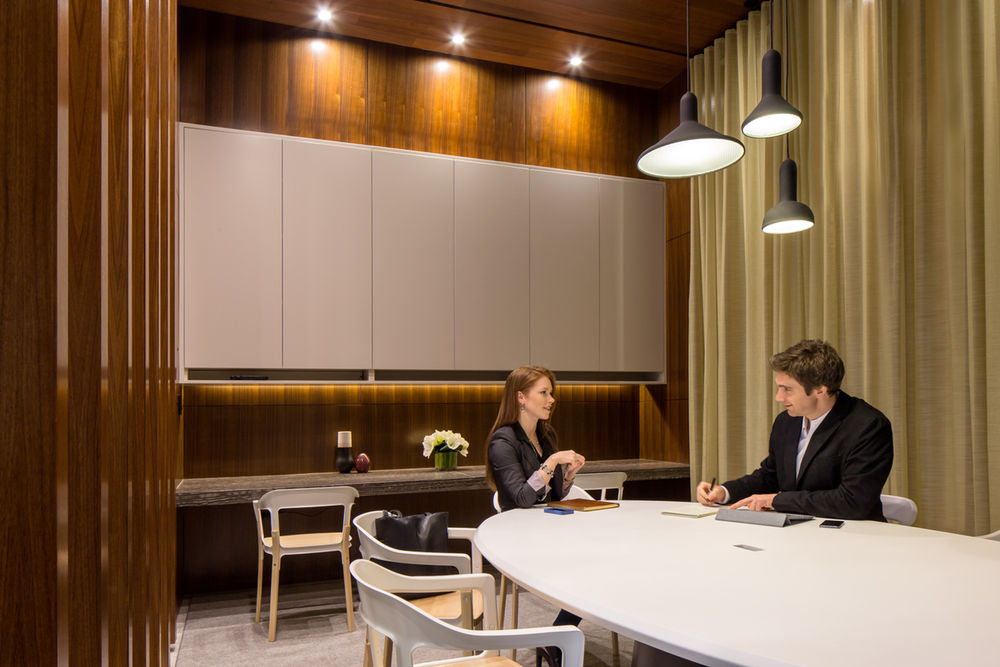 550 West 45th Street, Unit 2513 Manhattan, NY 10036 - Photo 11 of 22 a kitchen with a table and chairs