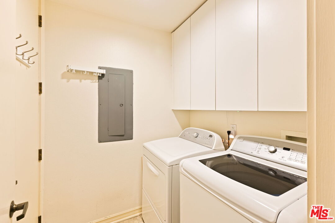 300 North Swall Drive, Unit 353 Beverly Hills, CA 90211 - Photo 26 of 31 a utility room with dryer and washer