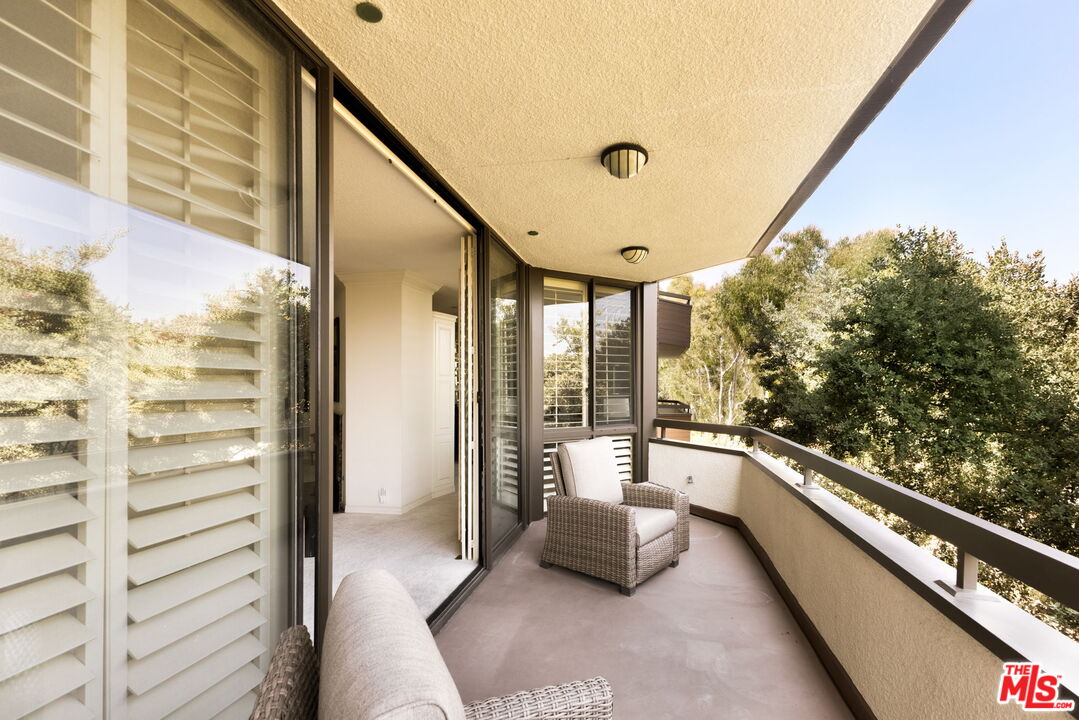 300 North Swall Drive, Unit 353 Beverly Hills, CA 90211 - Photo 27 of 31 a view of balcony with couch