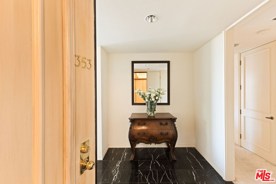 300 North Swall Drive, Unit 353 Beverly Hills, CA 90211 - Photo 4 of 31