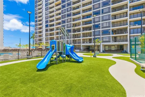$680,000 | 201 ʻŌhua Avenue, Unit MAUKA 1706, Honolulu, HI 96815