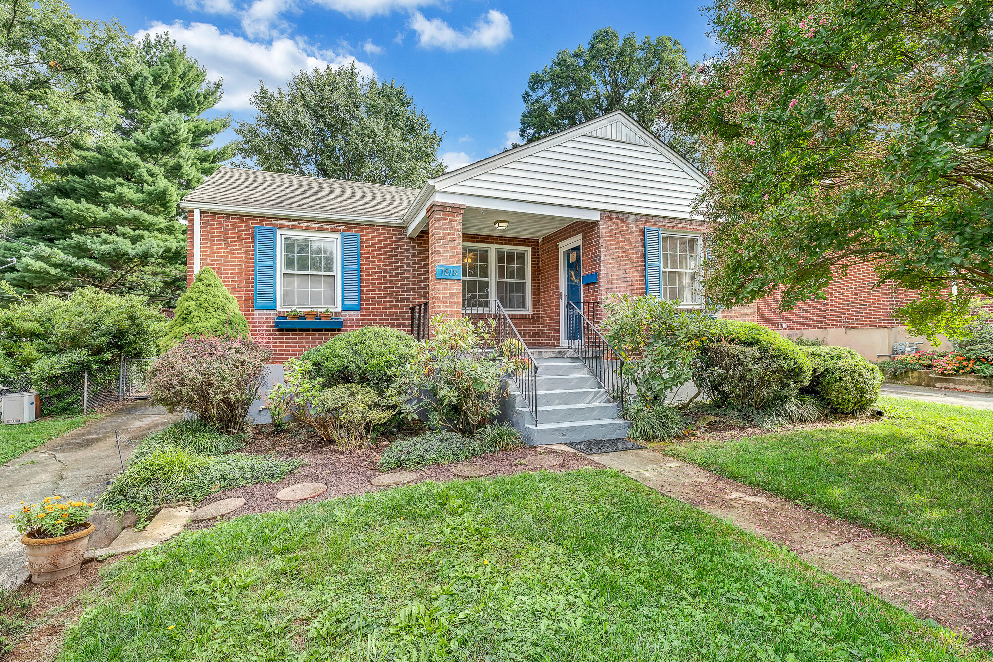 1818 Arden Road Southwest Roanoke, VA 24015 - Photo 1 of 39 01-D R E A M-5887