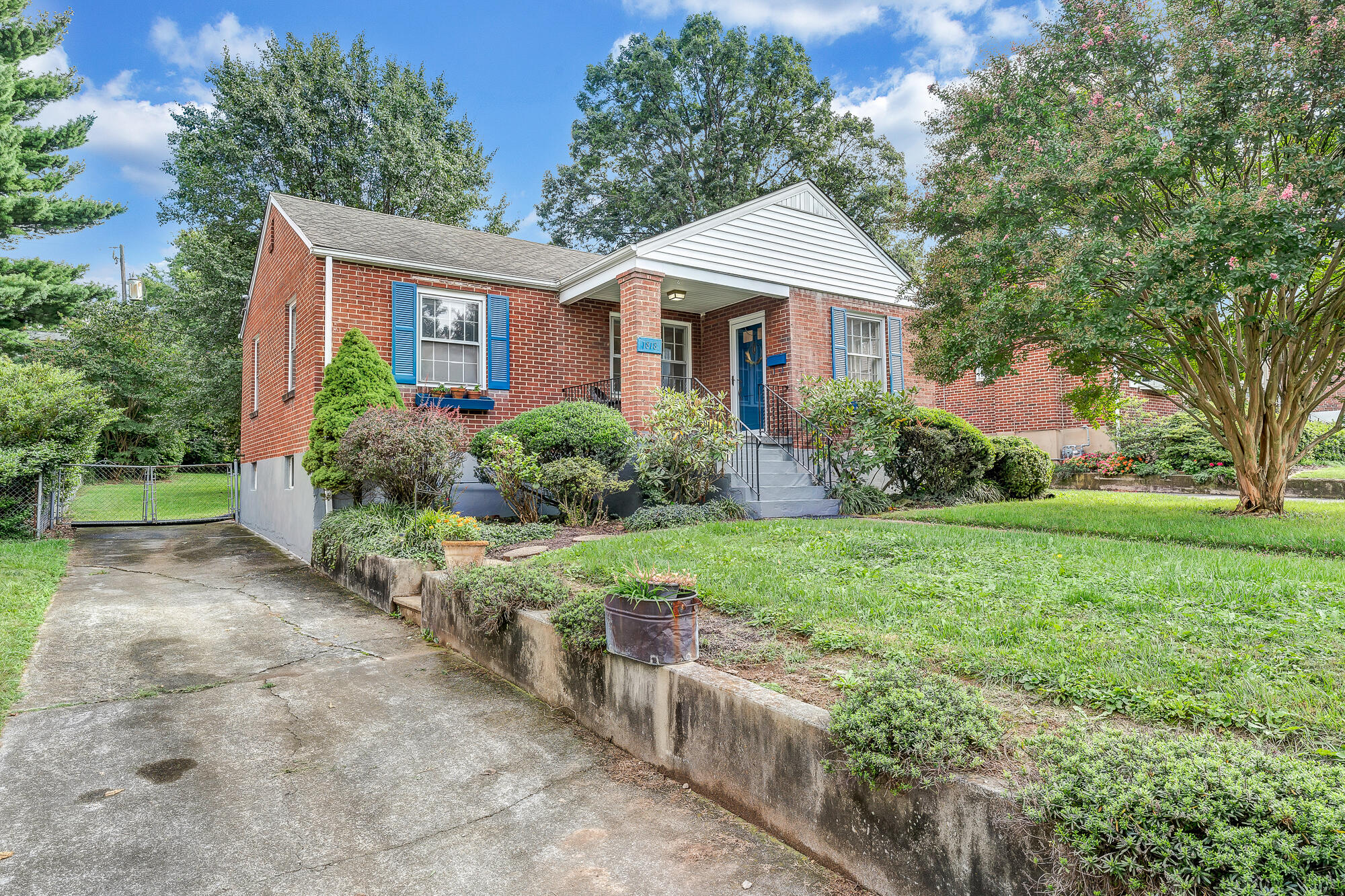 1818 Arden Road Southwest Roanoke, VA 24015 - Photo 2 of 39 04-D R E A M-5890