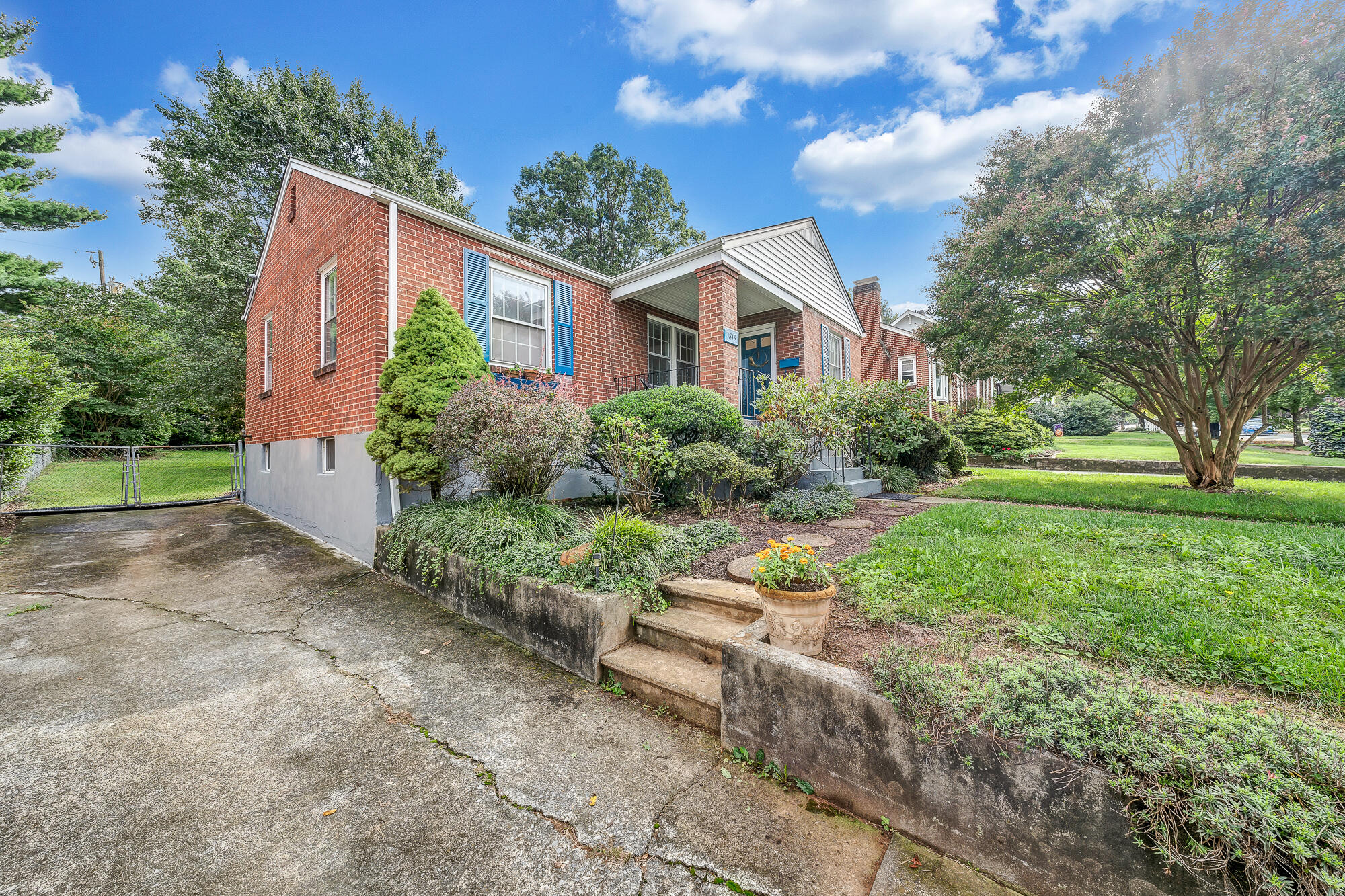 1818 Arden Road Southwest Roanoke, VA 24015 - Photo 5 of 39 02-D R E A M-5886