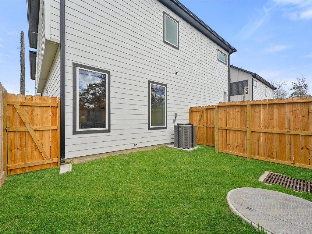 243 Rebecca Street, Unit F Houston, TX 77022 - Photo 22 of 26 a view of a backyard with a garden