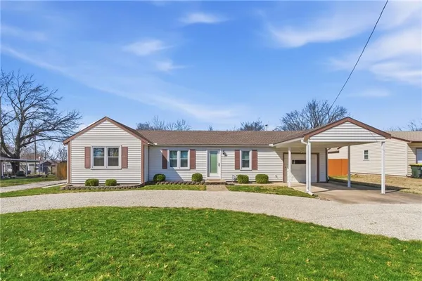 $305,000 | 409 South Madison Street, Spring Hill, KS 66083