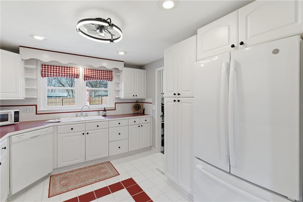 409 South Madison Street Spring Hill, KS 66083 - Photo 12 of 34