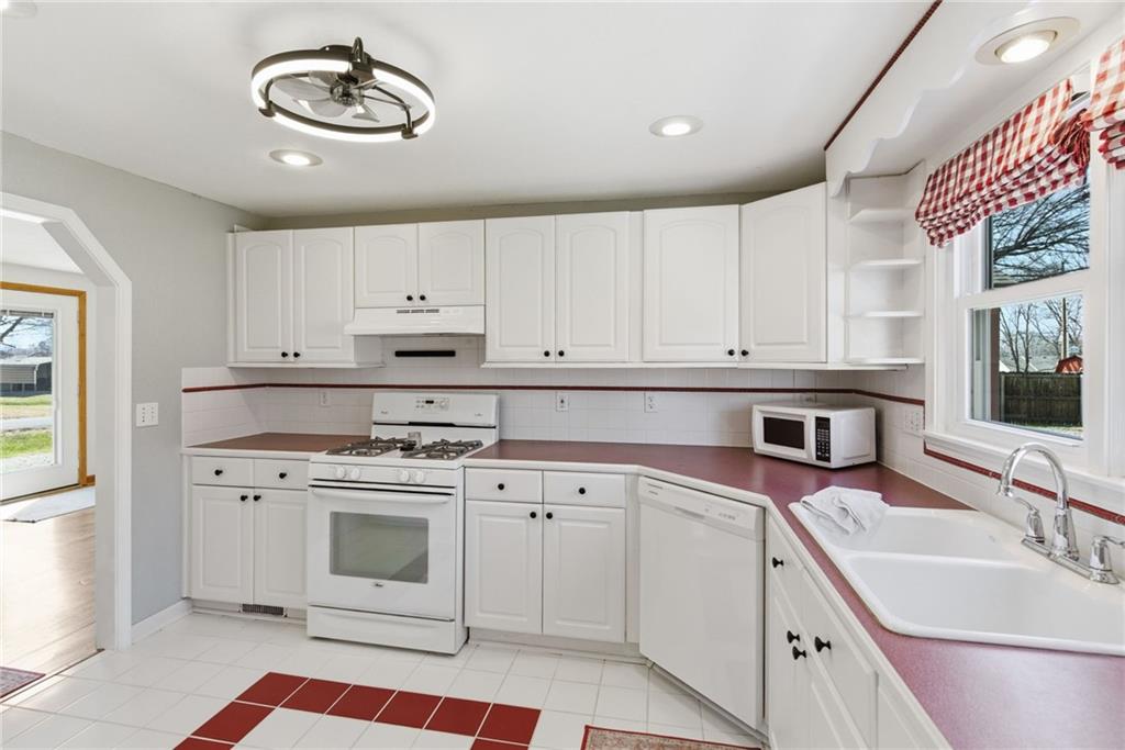 409 South Madison Street Spring Hill, KS 66083 - Photo 13 of 34