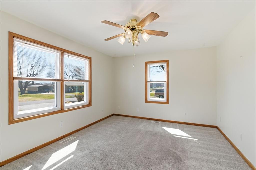 409 South Madison Street Spring Hill, KS 66083 - Photo 18 of 34