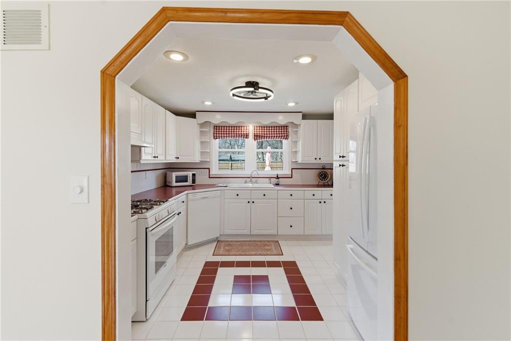 409 South Madison Street Spring Hill, KS 66083 - Photo 10 of 34