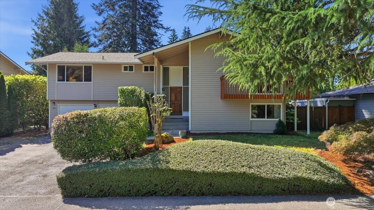 1801 Anacortes Avenue Northeast Renton, WA 98059 - Photo 2 of 29