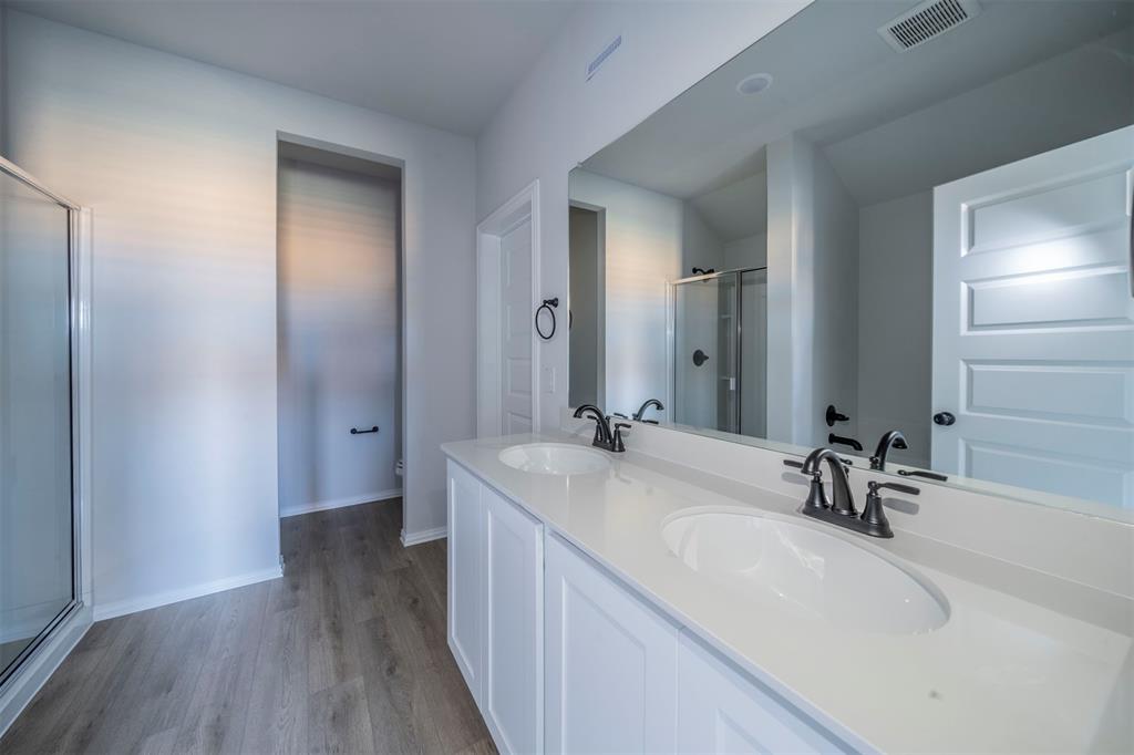 516 Ridgewood Drive Van Alstyne, TX 75495 - Photo 12 of 25 a bathroom with a sink and a mirror