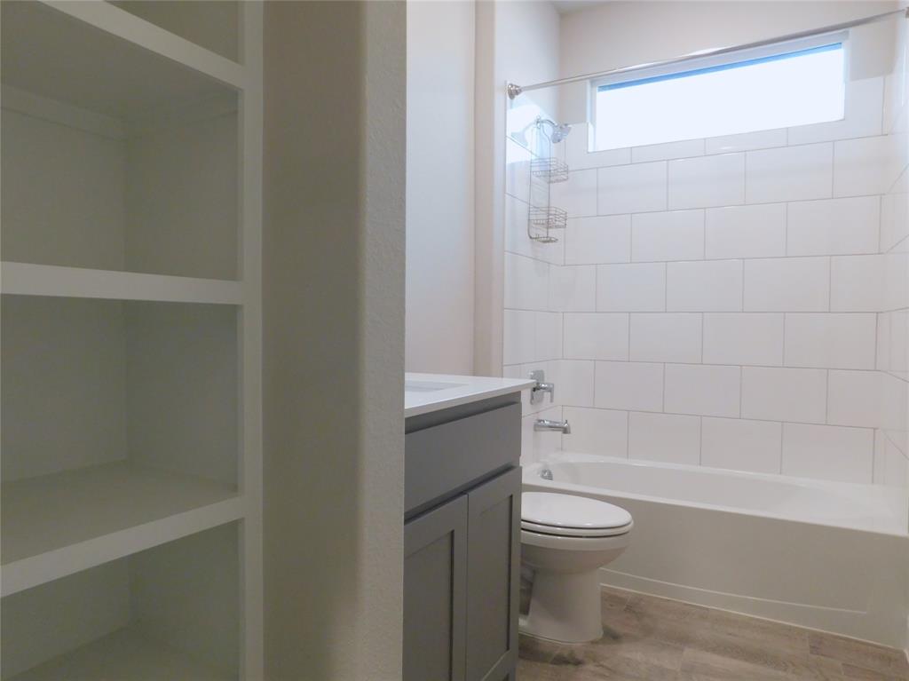 1708 Buzzard Road Denton, TX 76205 - Photo 21 of 28 a bathroom with a toilet and a bath tub