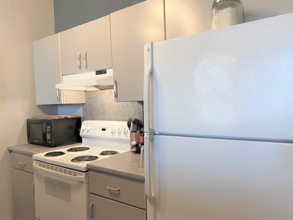 158-160 Chestnut Street, Unit 2F Springfield, MA 01103 - Photo 6 of 12 a view of washer and dryer with kitchen in the background