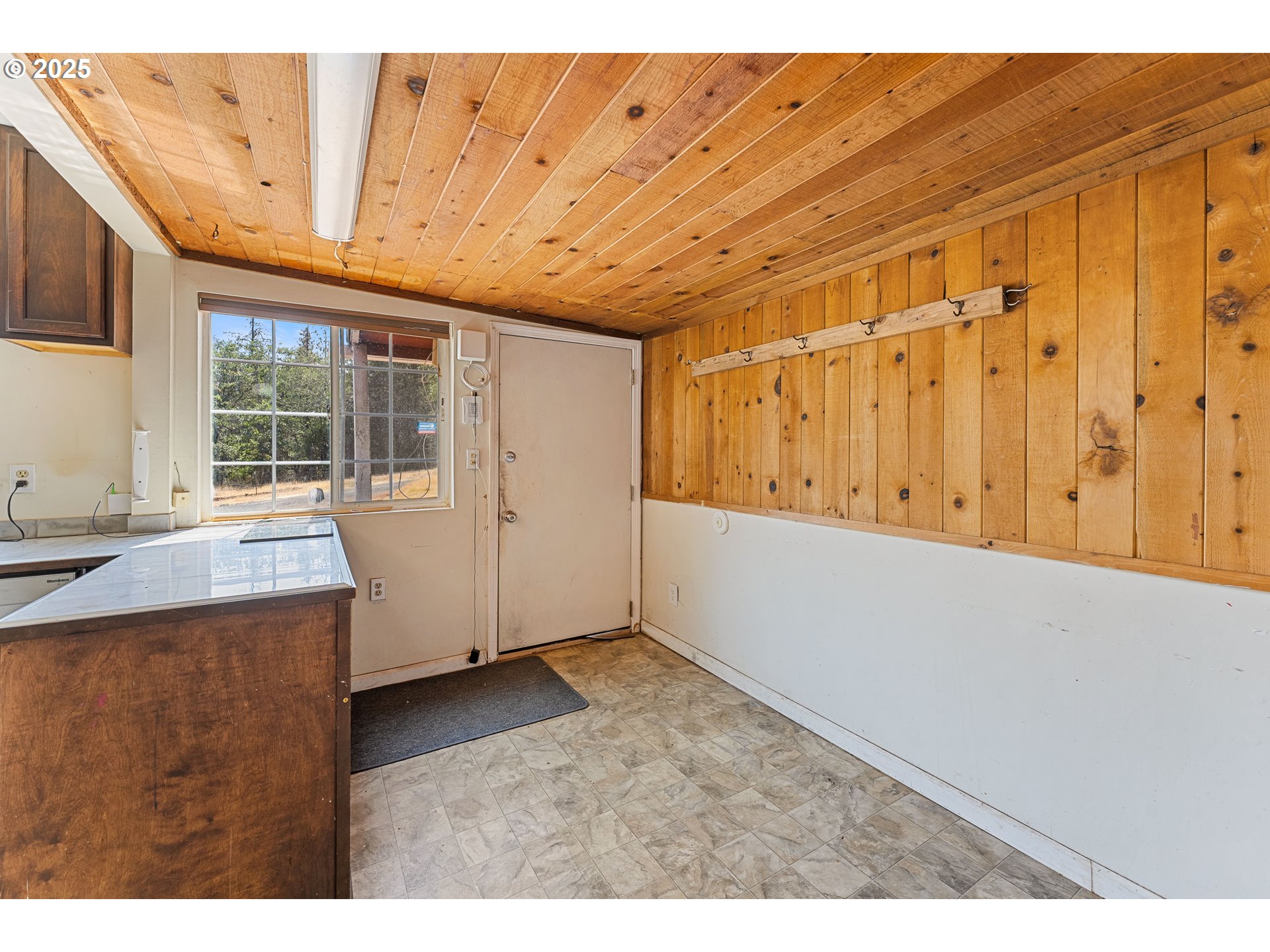 3461 West Evans Creek Road Rogue River, OR 97537 - Photo 3 of 40 a view of an empty room