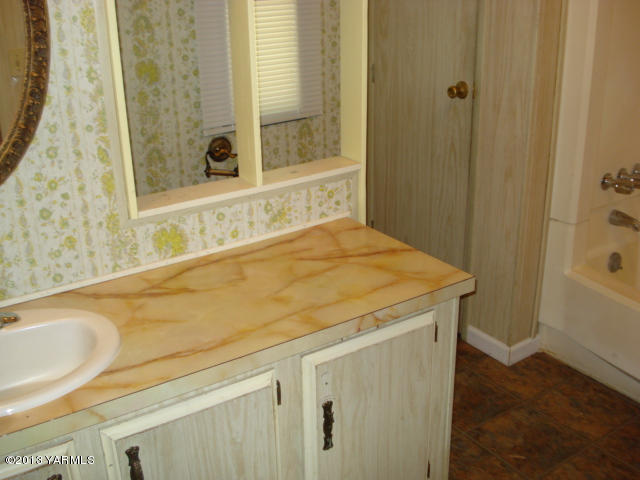 710 South Hennessy Road Yakima, WA 98908 - Photo 14 of 15 a bathroom with a sink and a bathtub