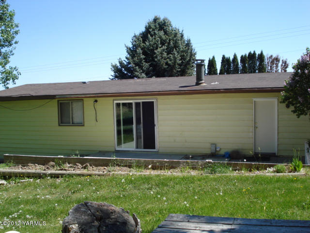 710 South Hennessy Road Yakima, WA 98908 - Photo 4 of 15 a view of a house with a yard