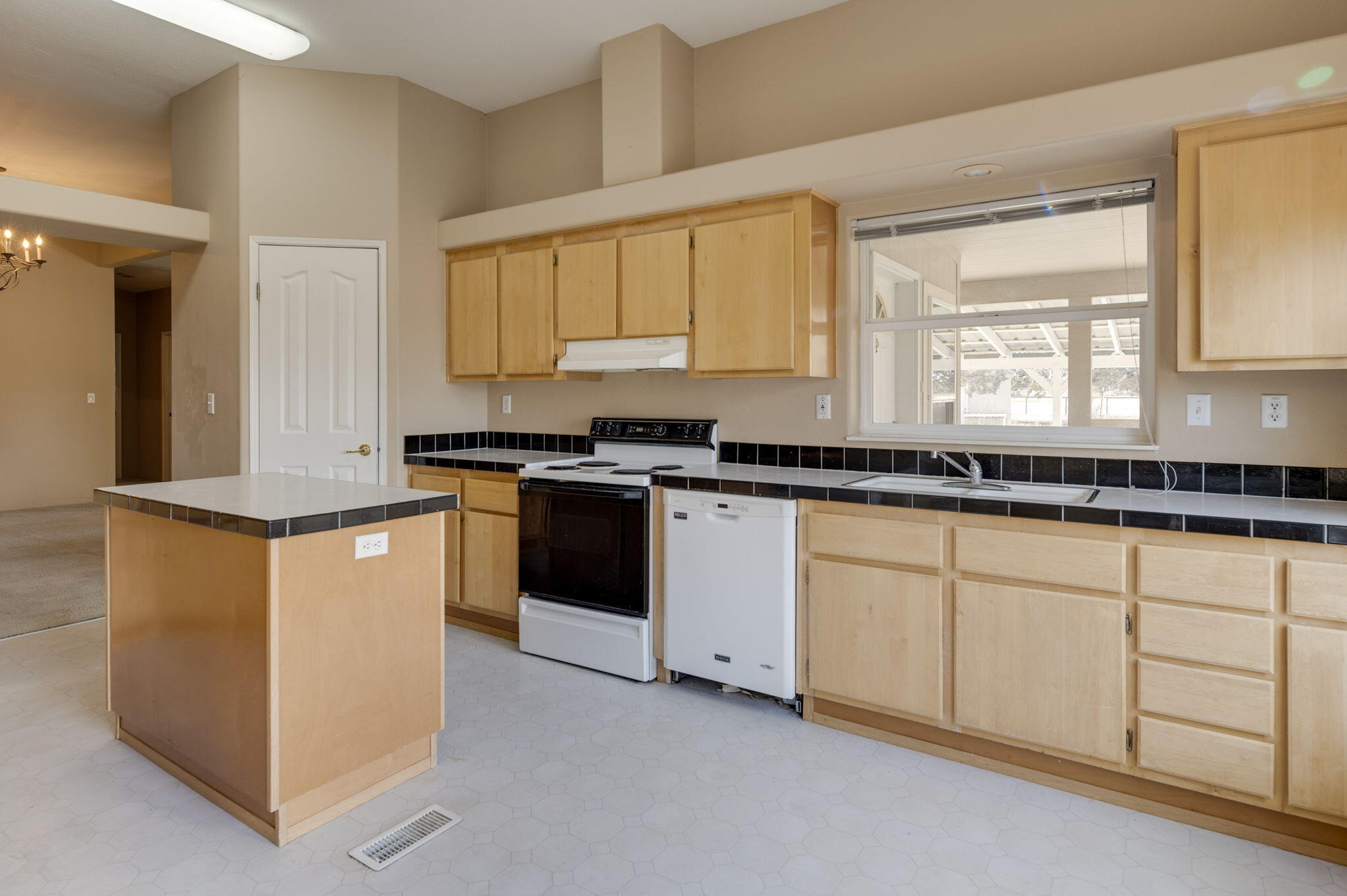 14818 Southwest Chickadee Road Terrebonne, OR 97760 - Photo 10 of 50 9-web-or-mls-14818 SW Chickadee Rd-18