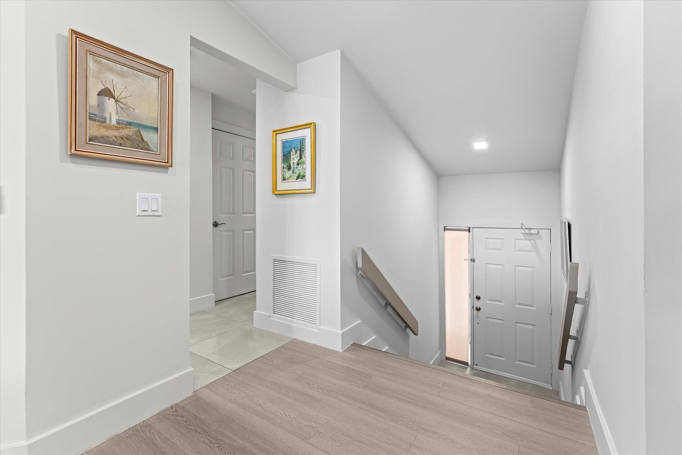 5521 Coach House Circle, Unit G Boca Raton, FL 33486 - Photo 4 of 32 Foyer Entry