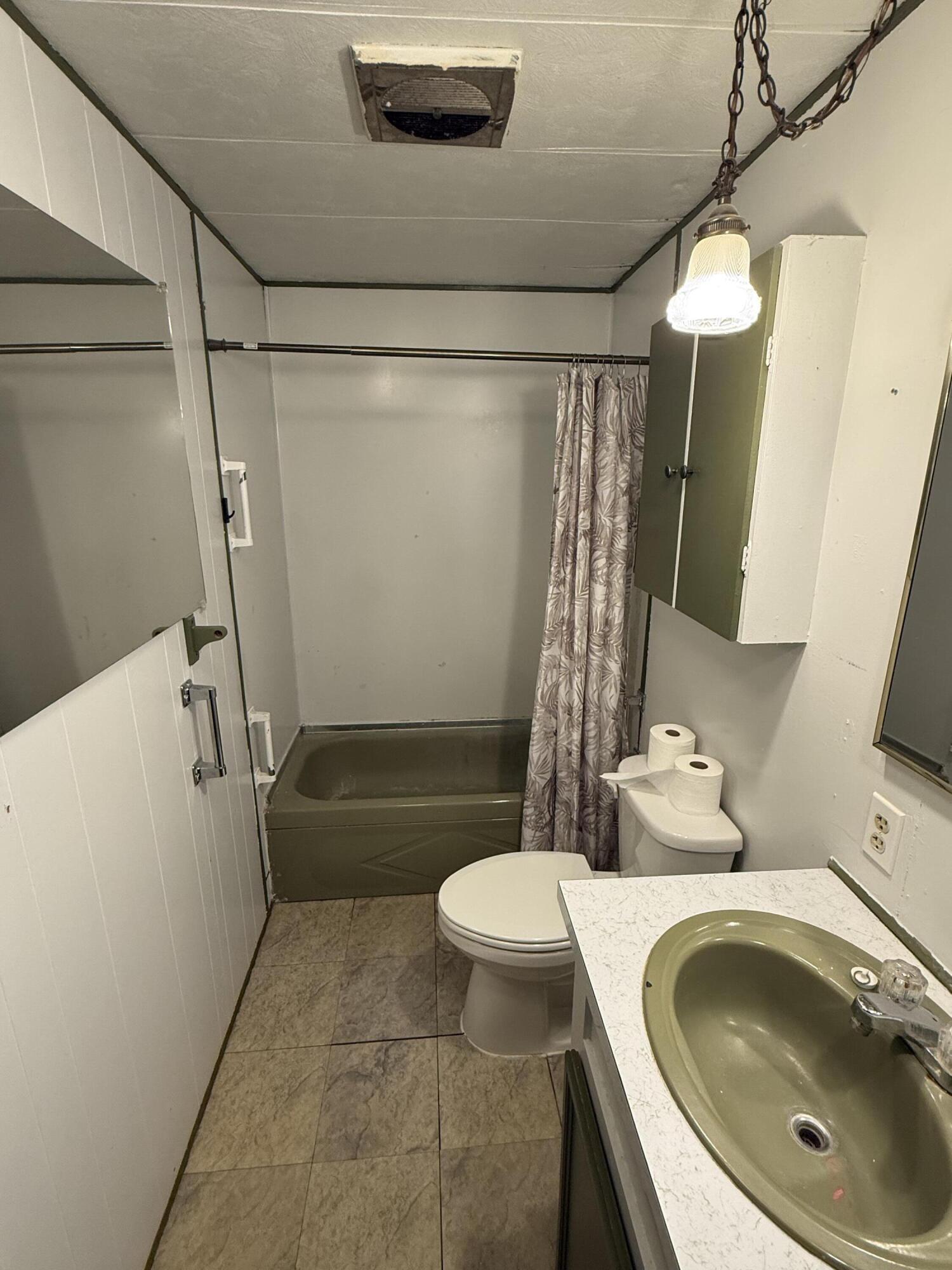 421 Stevens Road, Unit 20 Eagle Point, OR 97524 - Photo 16 of 22 a bathroom with a sink a toilet and shower