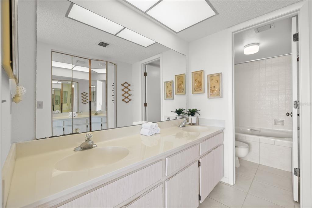 9000 Commodore Drive, Unit 604 Seminole, FL 33776 - Photo 28 of 50 a bathroom with a sink and a bathtub