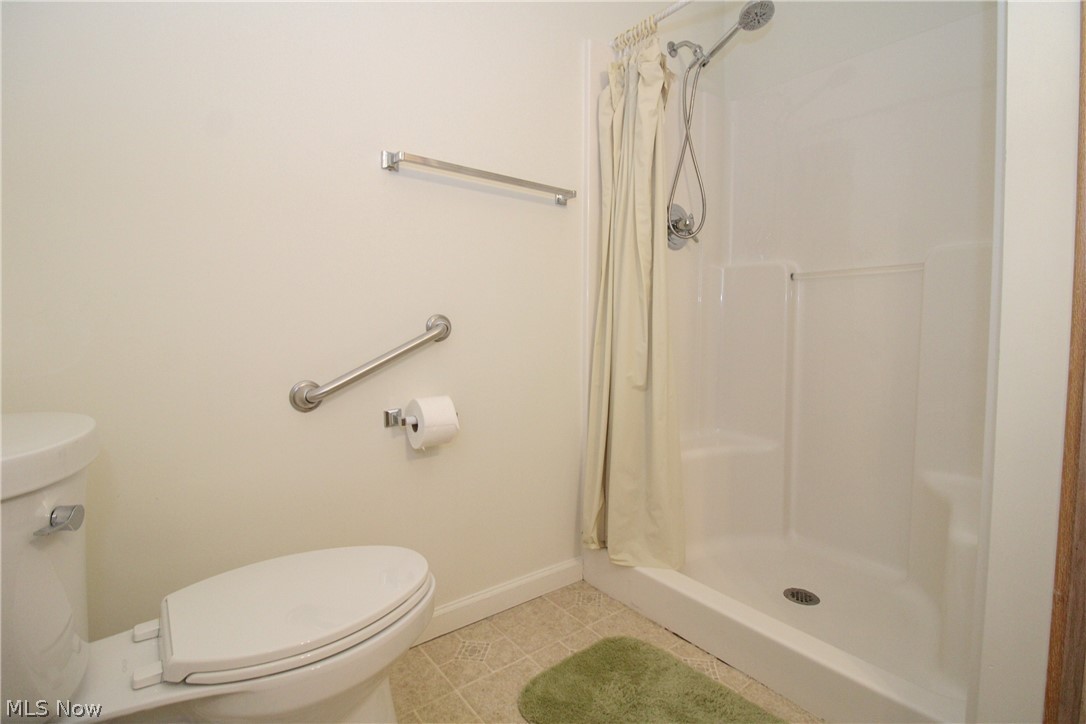 5645 Clingan Road, Unit 7B Struthers, OH 44471 - Photo 25 of 37 Guest Bath, Bed 3 bath