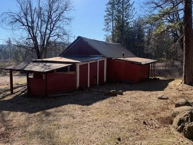 a view of a yard with a tree