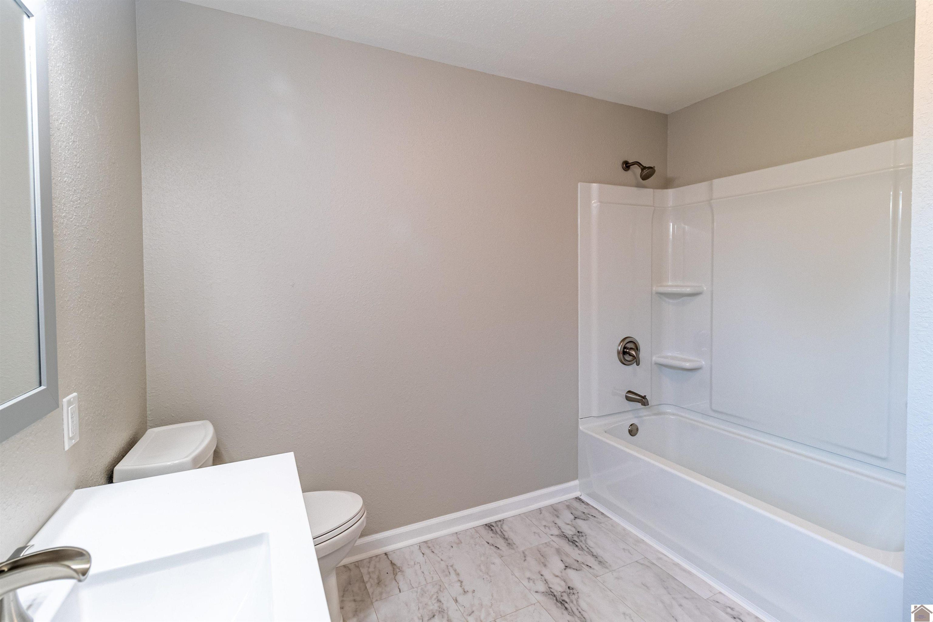 4206 Schneidman Road Paducah, KY 42003 - Photo 15 of 32 Bathroom