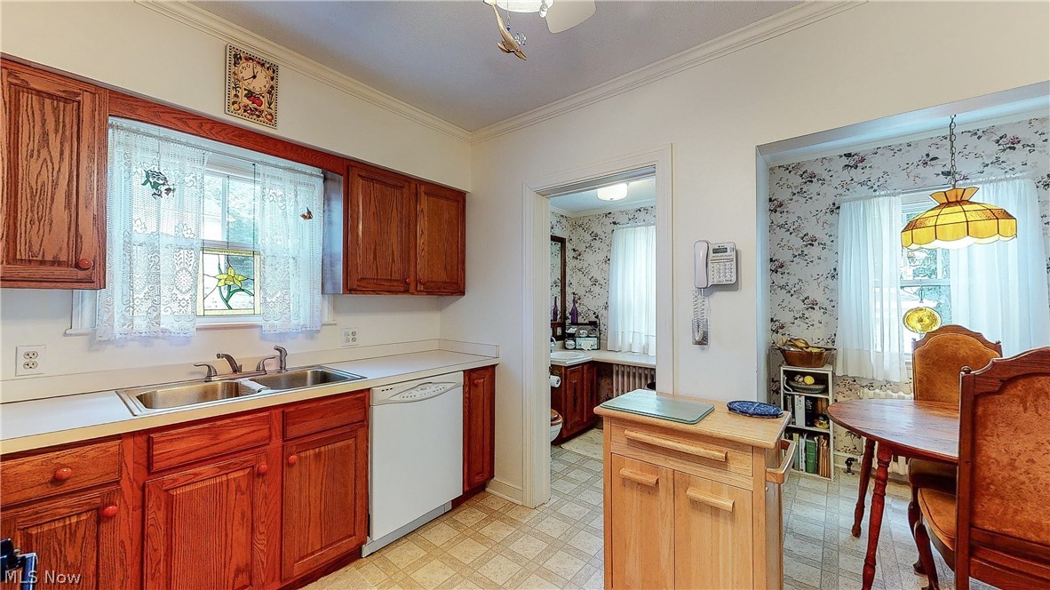 467 Malvern Road Akron, OH 44303 - Photo 9 of 23 Kitchen with eating area
