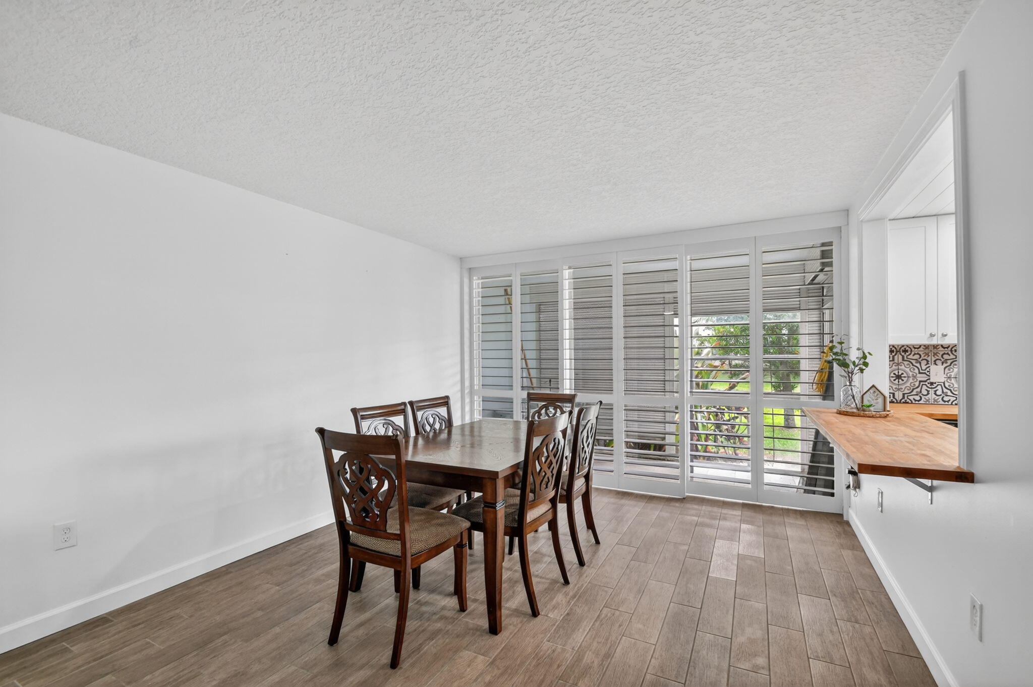 500 Davis Road, Unit 37 Palm Springs, FL 33461 - Photo 6 of 45 Living Area