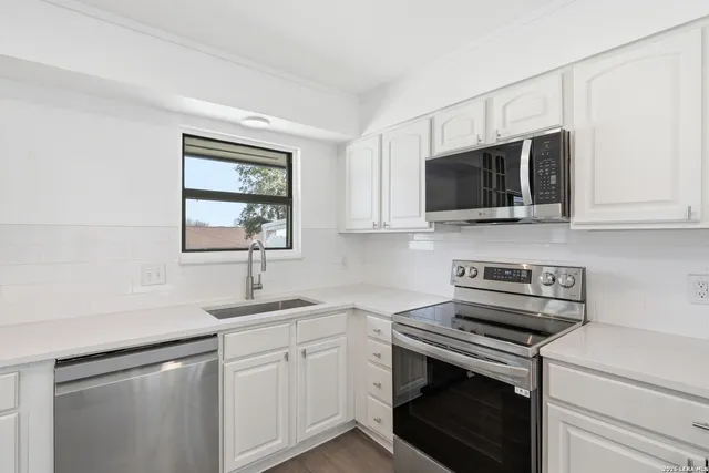 $349,900 | 100 Howard Drive, Schertz, TX 78154