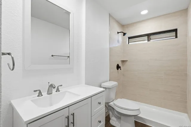 $349,900 | 100 Howard Drive, Schertz, TX 78154