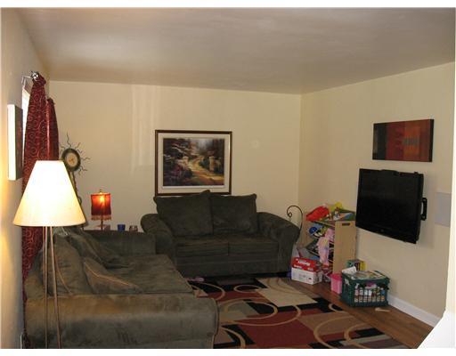 13 Leon Road Green Tree, PA 15220 - Photo 3 of 9 Living Room.